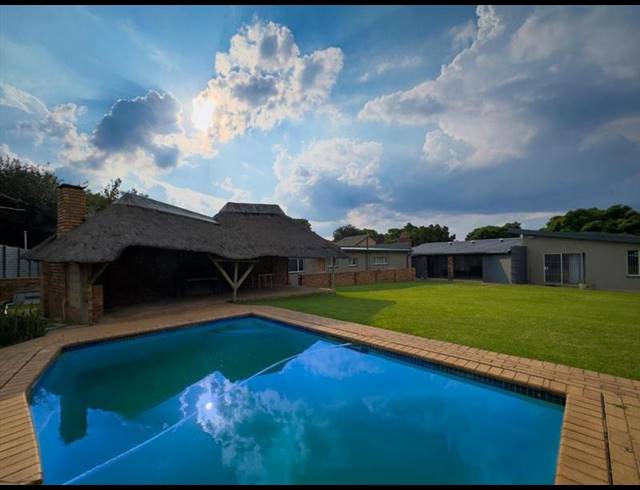 3 BEDROOM HOUSE FOR SALE IN KEMPTON PARK